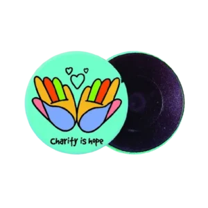 Variedad de chapas personalizadas de 59 mm: chapa con imán, chapa con aguja y chapa abrebotellas, mostrando diferentes diseños.
