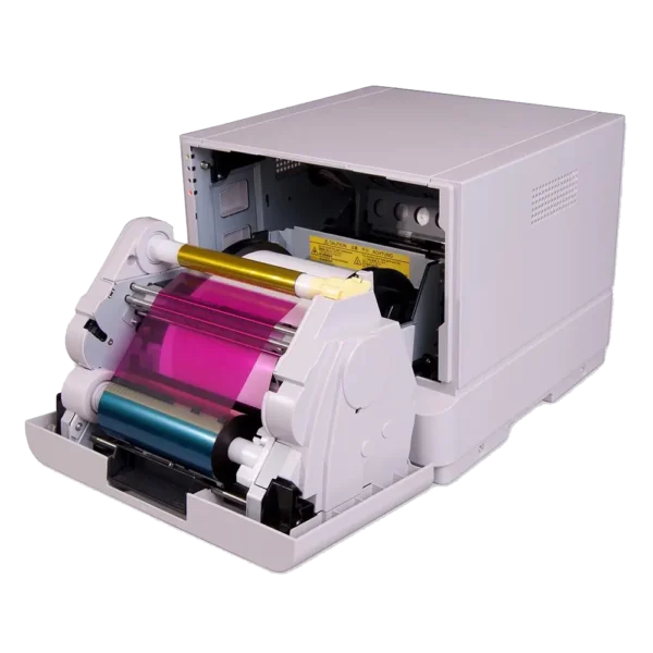 Impresora de fotos Citizen CY-02 con la tapa superior abierta, revelando los mecanismos internos de carga de papel y cinta de tinta de sublimación térmica.