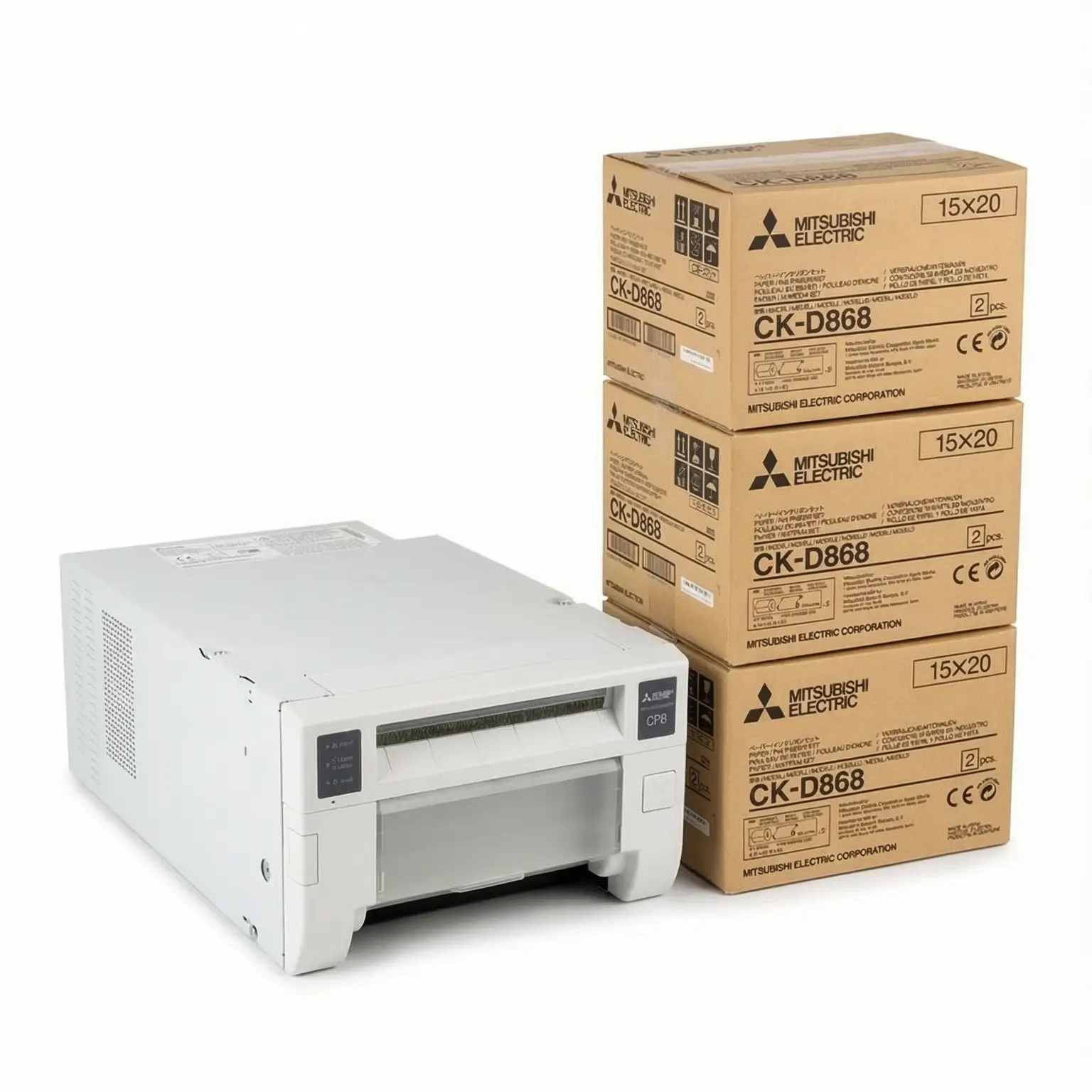 Impresora fotográfica Mitsubishi CP-D80DW blanca junto a tres cajas de papel CK-D868 para sublimación.