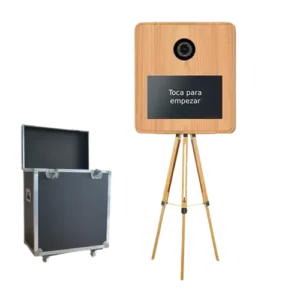 Fotomatón profesional rústico acabado en madera natural con patas desmontables y maleta rígida flight case para eventos.